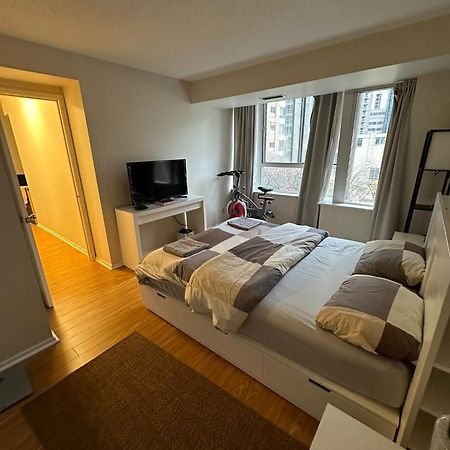 טורונטו Best Location In Downtown- Walking To Eaton Centre, Nathan Phillips Square, Yonge-Dundas, Ikea,Transit מראה חיצוני תמונה