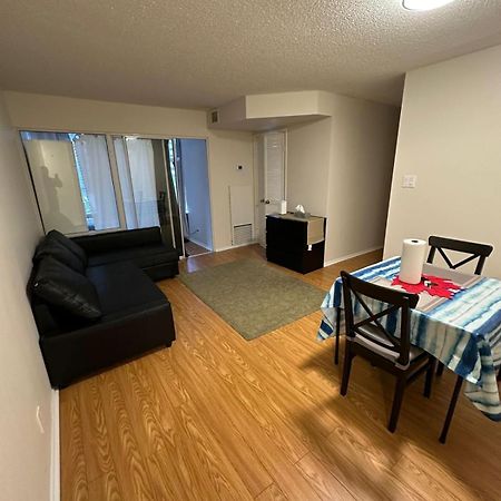 טורונטו Best Location In Downtown- Walking To Eaton Centre, Nathan Phillips Square, Yonge-Dundas, Ikea,Transit מראה חיצוני תמונה