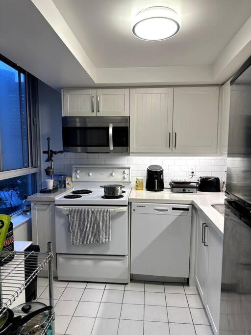 טורונטו Best Location In Downtown- Walking To Eaton Centre, Nathan Phillips Square, Yonge-Dundas, Ikea,Transit מראה חיצוני תמונה