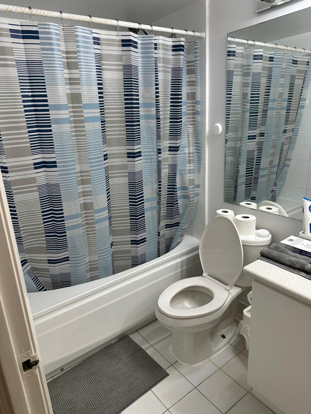 טורונטו Best Location In Downtown- Walking To Eaton Centre, Nathan Phillips Square, Yonge-Dundas, Ikea,Transit מראה חיצוני תמונה